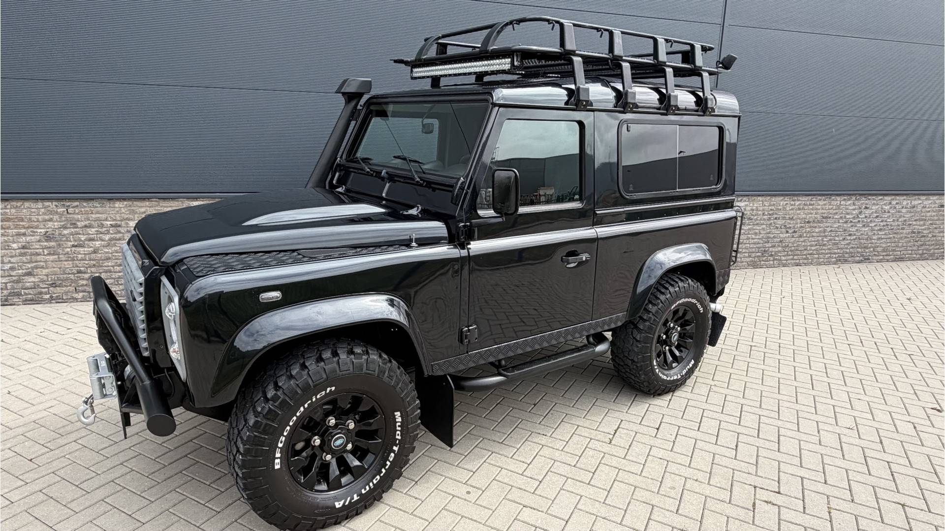 Land Rover Defender 90 X-tech zwart 173564173-0