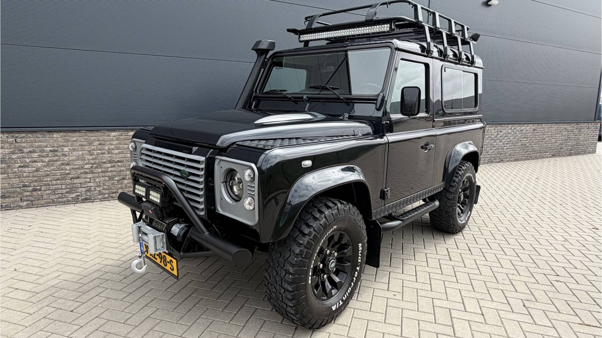Land Rover Defender 90 X-tech zwart 173564173-1
