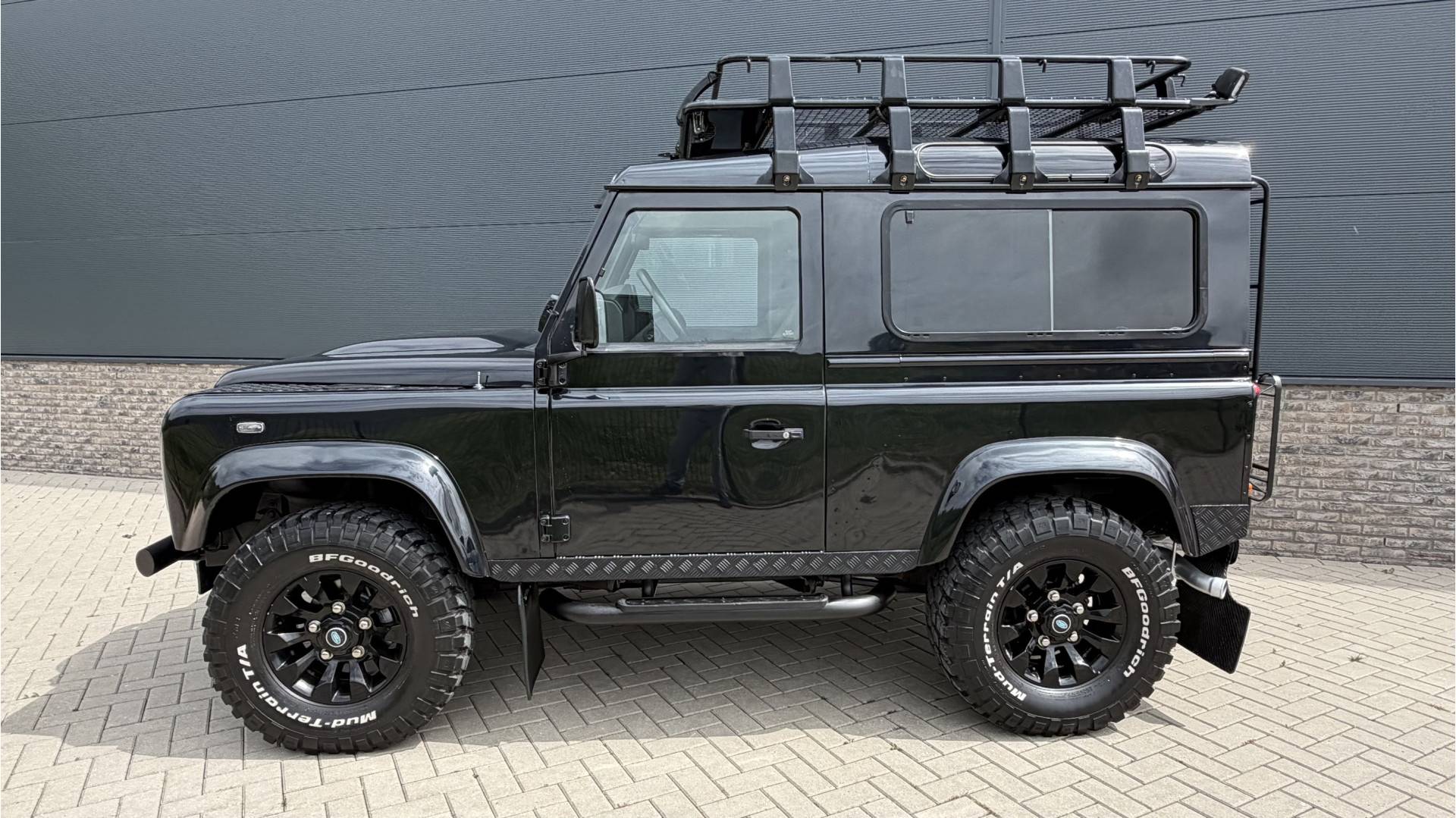 Land Rover Defender 90 X-tech zwart 173564173-10