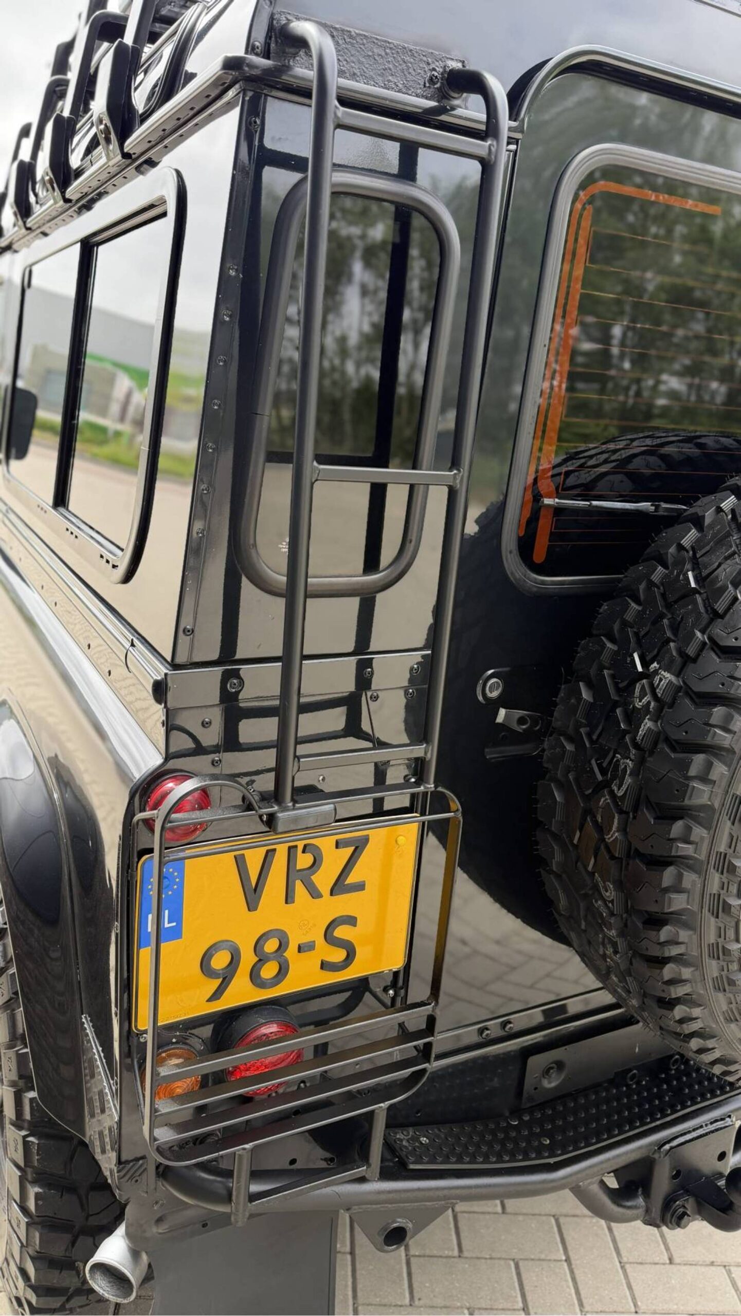 Land Rover Defender 90 X-tech zwart 173564173-11