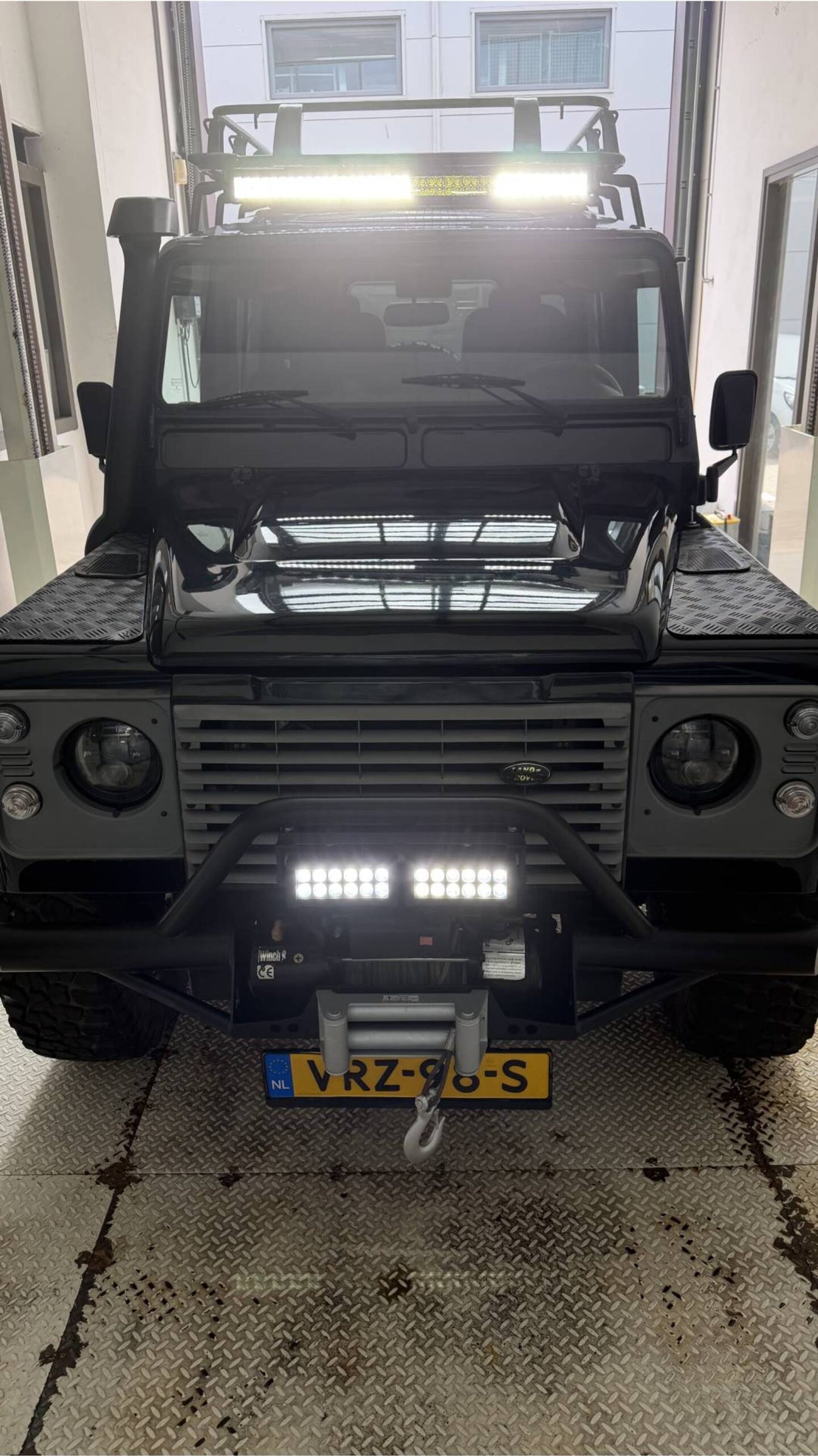 Land Rover Defender 90 X-tech zwart 173564173-15