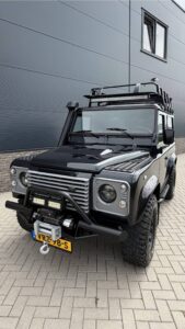 Land Rover Defender 90 X-tech zwart 173564173-2