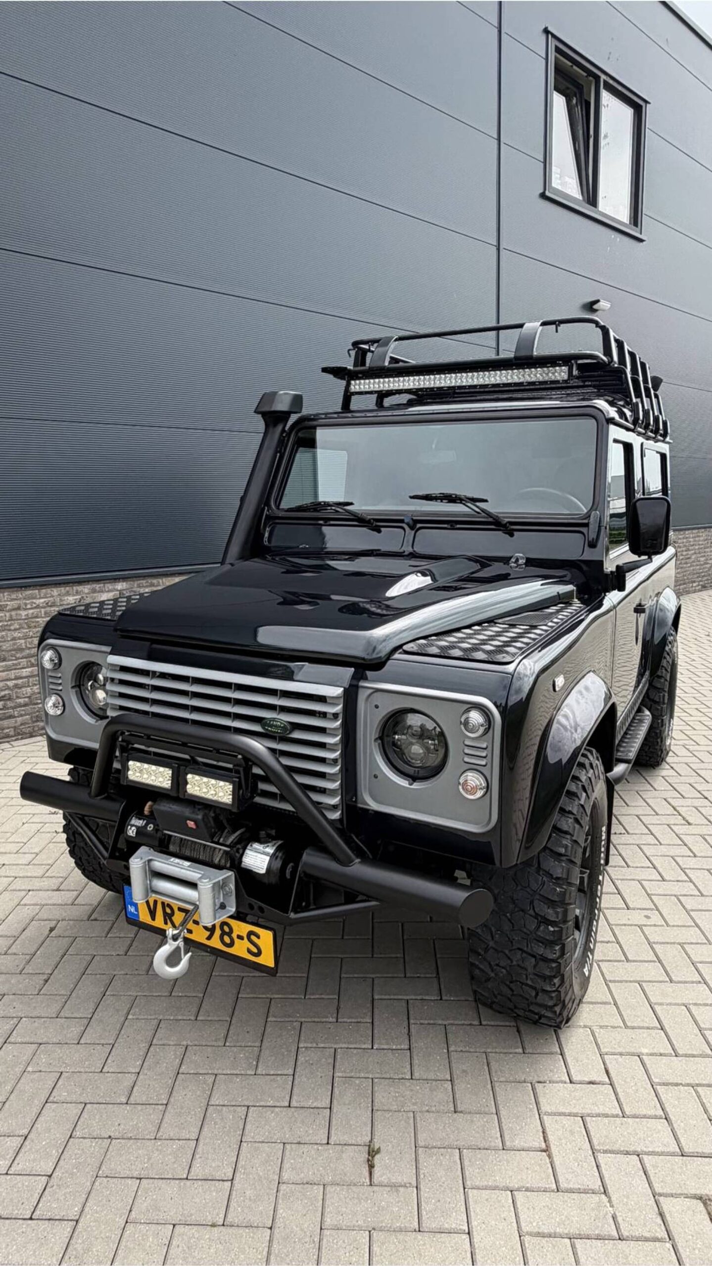 Land Rover Defender 90 X-tech zwart 173564173-2