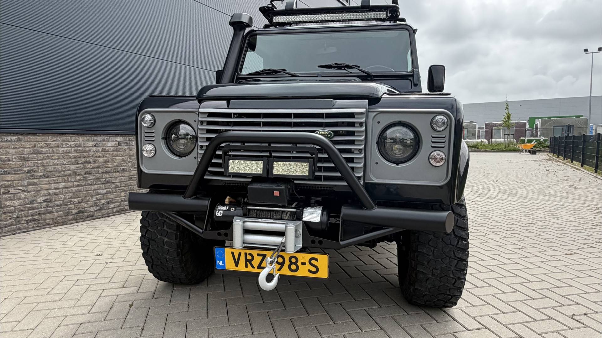 Land Rover Defender 90 X-tech zwart 173564173-3