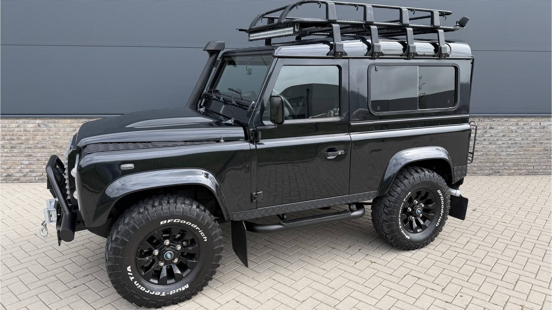 Land Rover Defender 90 X-tech zwart 173564173-9